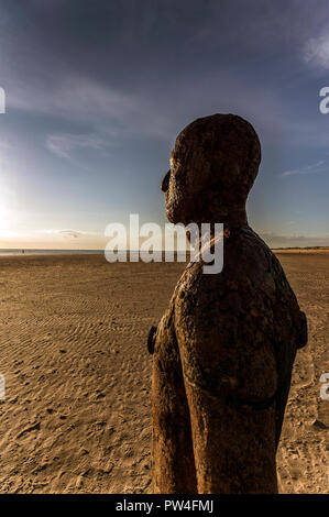 "Einem anderen Ort" von Antony Gormley Iron Man Statuen auf Crosby Strand Liverpool Merseyside Stockfoto