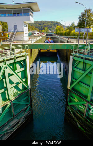 Bootfahren durch Schleusen auf dem Rhein in Basel, Schweiz. Stockfoto