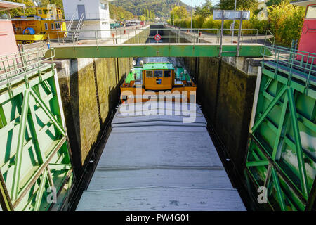 Bootfahren durch Schleusen auf dem Rhein in Basel, Schweiz. Stockfoto