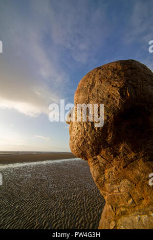 "Einem anderen Ort" von Antony Gormley Iron Man Statuen auf Crosby Strand Liverpool Merseyside Stockfoto