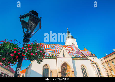 Zagreb, Kroatien, Kirche St. Mark und Blumen jardiniere. Obere Stadt, Gornji Grad, historischen Teil der Altstadt von Zagreb Stockfoto