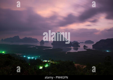 Malerischer Blick auf Kalkstein Felsen im Meer gegen bewölkter Himmel bei Dämmerung Stockfoto