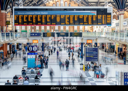 Besetzt die Fahrgäste fangen ihre Züge an der Liverpool Street Station in London. Die lange Exposition erfasst den Menschen als eine Reihe von Unschärfen. Stockfoto