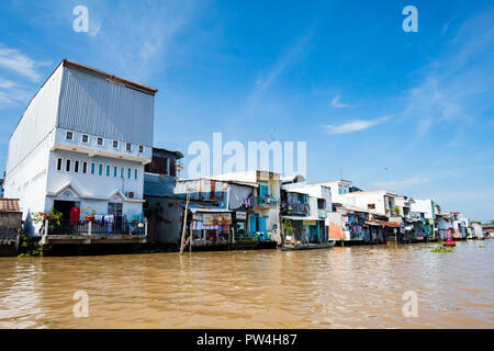 Typische Gehäuse an den Ufern des Mekong River in der Nähe von Cai im Mekong Delta, Vietnam Stockfoto