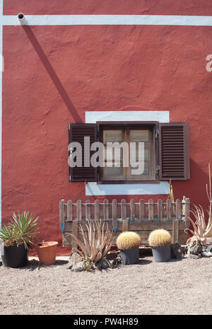 Charmante Architektur in dem hübschen Dorf El Cotillo La Oliva, Fuerteventura, Kanarische Inseln, Spanien zu finden. Stockfoto