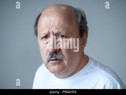 Close up Portrait von älteren Menschen verwirrt und verloren an Demenz leiden suchen, Gedächtnisverlust oder Alzheimer in der psychischen Gesundheit in den älteren Erwachsenen und später Stockfoto