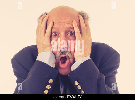 Porträt einer 60 s älterer Mann in Schock mit einem erschrockenen Ausdruck auf seinem Gesicht machen Angst Gesten in menschlichen Emotionen Gefühle Mimik und Stockfoto