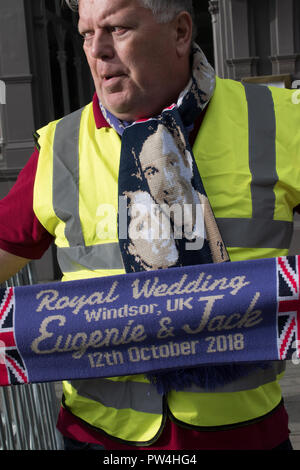 Königliche Hochzeit Prinzessin Eugenie von York und Jack Brooksbank Windsor Mann Souvenir Verkauf von Schals, Oktober 2018 Uk HOMER SYKES Stockfoto