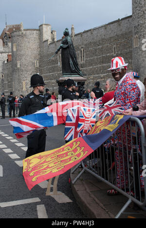 Patriotische schwarze Person trägt Union Jack Kleidung für Prinzessin Eugenie of York und Jack Brooksbank Royal Wedding Windsor Oktober 2018 UK stolz darauf, Brite zu sein. HOMER SYKES Stockfoto