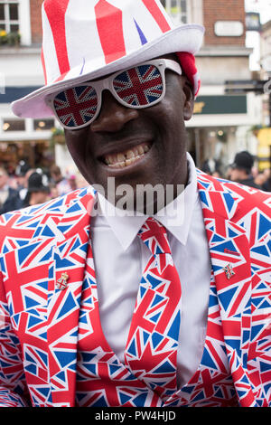 Patriotische schwarze Person trägt Union Jack Kleidung für Prinzessin Eugenie of York und Jack Brooksbank Royal Wedding Windsor Oktober 2018 UK stolz darauf, Brite zu sein. HOMER SYKES Stockfoto