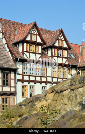 Historische Fachwerkhäuser auf dem Schlossberg in der Altstadt von Quedlinburg. Stockfoto