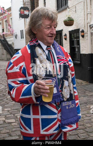 Patriotische Person Mann trägt Union Jack Kleidung für Prinzessin Eugenie von York und Jack Brooksbank Royal Wedding Windsor Oktober 2018 UK HOMER SYKES Stockfoto