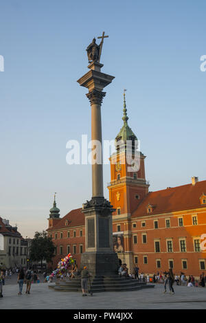 Das königliche Schloss in Warschau ist ein Schloss Residency, die früher im Laufe der Jahrhunderte als offizielle Residenz der polnischen Könige serviert. Es ist in der Burg entfernt, am Eingang des Warschauer Altstadt. Sigismund's Column (Polnisch: Kolumna Zygmunta), ursprünglich errichtet im Jahre 1644, ist im Castle Square, Warschau, Polen entfernt und ist eines der berühmtesten Wahrzeichen von Warschau. Die Spalte und die Statue Gedenken an König Sigismund III Vasa, der im Jahre 1596 die Hauptstadt Polens von Krakau nach Warschau verschoben hatte. Stockfoto