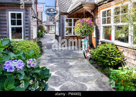 Die berühmte Season's Cafe und andere Geschäfte im malerischen Cannon Beach, Oregon, USA. Stockfoto