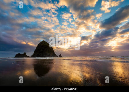 Sonnenuntergang über Haystack Rock, Cannon Beach, Oregon, USA. Stockfoto