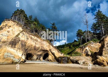Hug Punkt Höhlen in der Nähe von Cannon Beach an der Küste von Oregon, USA. Stockfoto