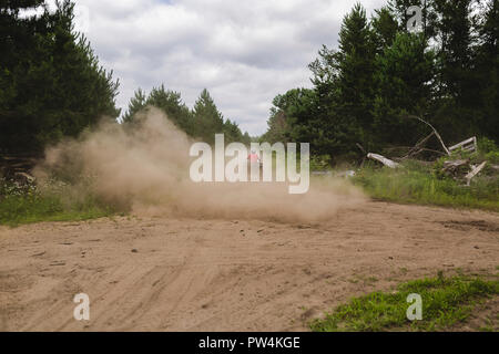 Ansicht der Rückseite des Jugendjungen reiten Quad auf dem Feld Stockfoto