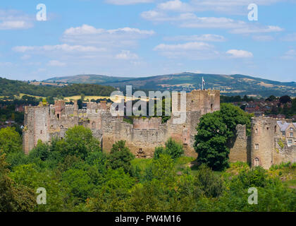 Ludlow Castle und Braun von clee Whitcliffe Gemeinsame, Shropshire gesehen. Stockfoto