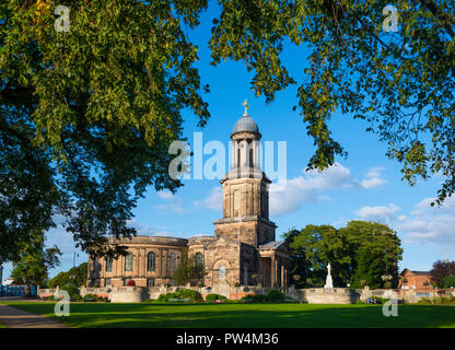 St Chad's Kirche aus dem Steinbruch, Shrewsbury, Shropshire gesehen. Stockfoto