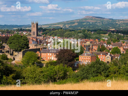 St Laurence's Kirche und Titterstone Clee von whitcliffe Gemeinsame, Ludlow, Shropshire gesehen. Stockfoto