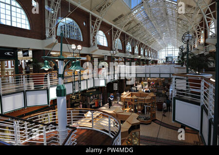 Innenraum Wide Angle Shot der Victoria Wharf Einkaufszentrum in Kapstadt Südafrika Stockfoto