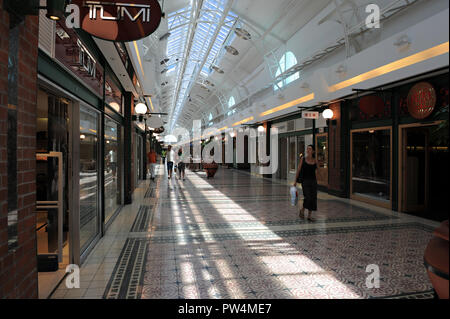Elegante Dame Shopping im Victoria Wharf Einkaufszentrum in Kapstadt Südafrika Stockfoto
