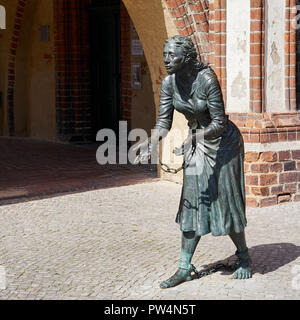 Denkmal für die brandstifter Grete Minde vor dem Rathaus von tangermuende Stockfoto