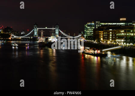 Tower Bridge in beleuchtete Stadt über Thames River gegen Himmel bei Nacht Stockfoto