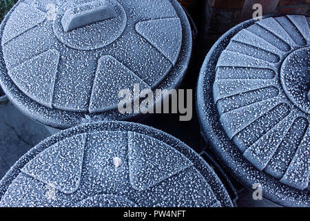 Winter. gefrorene Flächen mit Eis und Frost. Stockfoto