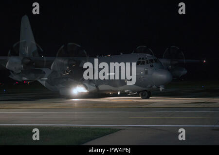 Einen HC-130J Bekämpfung II Taxis auf der Start- und Landebahn, die 41St Rescue Squadron (RQS) Personal der Rückkehr von einem Einsatz, Oktober 9, 2018, bei Moody Air Force Base, Ga Während eingesetzt, die 41 RQS und 41 Hubschrauber Wartungseinheit zur Suche und Rettung Fähigkeiten und Wartungsarbeiten in einem Vorwärts Lage. (U.S. Air Force Foto von älteren Flieger Greg Nash) Stockfoto