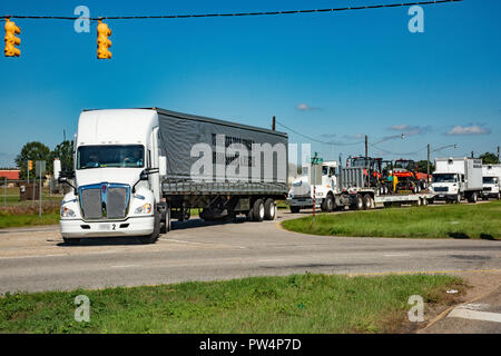 Urban Such- und Rettungsmannschaften aus der Federal Emergency Management Agency und Tennessee Task Force 1 Vorbereitung zur Golfküste Städte durch den Hurrikan Michael Oktober 11, 2018, Maxwell Air Force Base verwüstet bereitstellen, Ala Maxwell ist der Südosten incident Staging Area für die FEMA. (US Air Force Foto von William Birchfield) Stockfoto