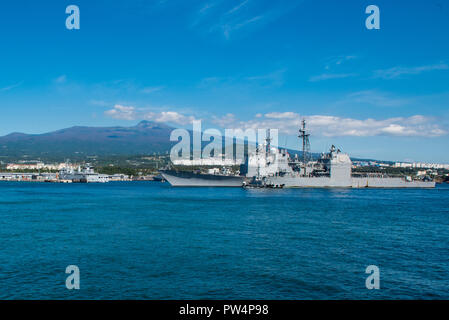 181012-N-TB 148-0424 Insel Jeju, Republik Korea, (Okt. 2010) 12, 2018) Die Ticonderoga-Klasse geführte-missile Cruiser USS Antietam (CG54) zieht im Anschluss an die Republik Korea (ROK) Marine Basis in Jeju. Antietam ist unterwegs mit der USS Ronald Reagan (CVN 76) Carrier Strike Group und freut sich auf die US-Flotte 7 Bereich für Maßnahmen zur Erhöhung der Sicherheit und Stabilität in der Region Into-Pacific eingesetzt. (U.S. Marine Foto von Mass Communication Specialist 3. Klasse William Carlisle) Stockfoto