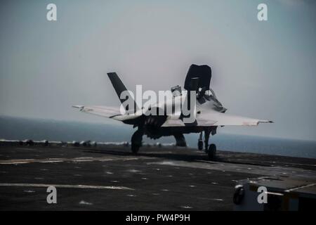 ARABIAN SEA - Eine F-35B Blitz II mit Marine Fighter Attack Squadron 211, 13 Marine Expeditionary Unit (MEU), zieht aus dem Wasp-Klasse amphibisches Schiff USS Essex (LL 2), Oktober 5, 2018. Der Essex ist das Flaggschiff der Essex amphibische Gruppe und bereit, mit der begonnen 13. MEU, ist für die US-Fünften Flotte Bereich der Maßnahmen zur Unterstützung der Marine im Einsatz für die Stabilität und Sicherheit in der Region zu gewährleisten und verbindet das Mittelmeer und den Pazifischen Raum durch den westlichen Indischen Ozean und drei strategischen Punkten ersticken. (U.S. Marine Corps Foto: Staff Sgt. J Stockfoto