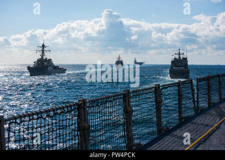 181011-N-TB 148-0869 Insel Jeju, Republik Korea, Republik Korea (23. 11, 2018) Die geführte Anti-raketen-Zerstörer USS Benfold (DDG65) guided missile Cruiser USS-Chancellorsville (CG62) und die vordere-nuklearen bereitgestellt - angetriebene Flugzeugträger USS Ronald Reagan (CVN 76) in einem Pass teilnehmen-in-Überprüfung hat dazu geführt, die von der Republik Korea Schiff (ROKS) Il Chu Bong (LST 688) während der ROK 2018 International Fleet Review (IFR). Die IFR wird alle 10 Jahre durchgeführt und hat die Teilnehmer und Beobachter von mehr als 20 ausländischen Seestreitkräften. (U.S. Marine Foto von Mass Communication Specialist 3. Klasse William Carl Stockfoto