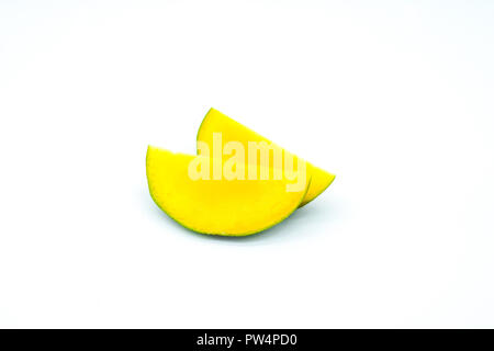 Mango Slices, abgehackte Mangofrucht auf weißem Hintergrund Stockfoto