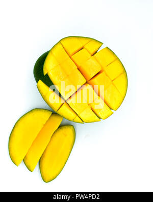 Mango auf weißem Hintergrund, mango Slices, mango Obst, abgeschnittene Scheibe Stockfoto