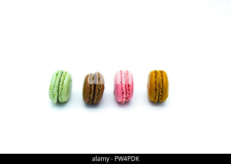 Macarons auf weißem Hintergrund, süße bunte Macarons in der Zeile Stockfoto