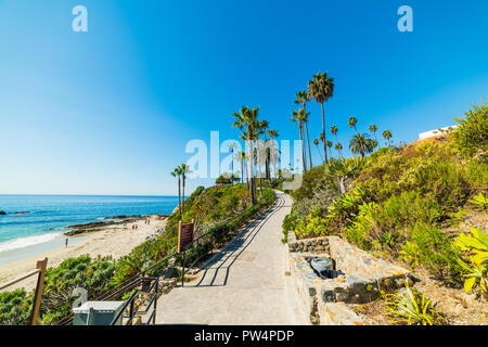 Klare Himmel über Laguna Beach Küste Stockfoto