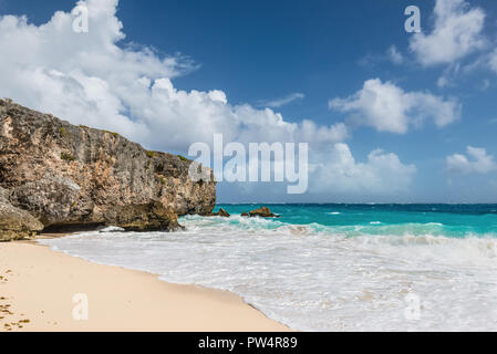 Schroffe Klippen unten Bucht am Atlantik Süd-Ost-Küste der Karibik Insel Barbados in der Karibik. Stockfoto