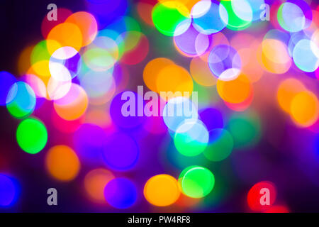 Weihnachten und Neujahr Konzept - Defokussierten abstrakt bunt bokeh Lichter Hintergrund. Blau, Violett, Grün, Orange Farben. Stockfoto
