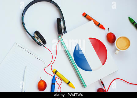 Das Buch mit der französischen Flagge und Kopfhörer. Konzept der Französisch lernen durch Audio- kurse Stockfoto