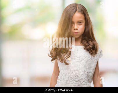 Brunette hispanische Mädchen puffing Wangen mit lustigen Gesicht. Mund aufgeblasen mit Luft, verrückt, Ausdruck. Stockfoto