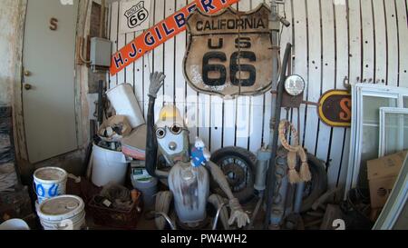 Barstow, Kalifornien, USA - 15. August 2018: Kalifornien US 66 Zeichen und vintage Souvenirs der historischen Sechsundsechzig an retro alten Route 66 Motel in Barstow City, San Bernardino County. Stockfoto