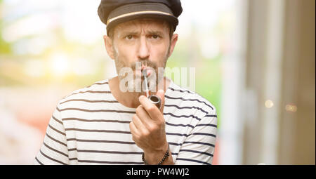 Sailor captain Mann rauchen eine Tabakpfeife Angst, Schock, Panik und Angst Stockfoto