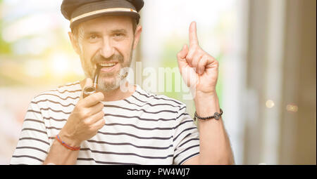 Sailor captain Mann rauchen eine Tabakpfeife, Finger, die Nummer eins Stockfoto