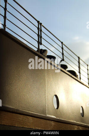 Modell Titanic Rumpf mit Bullauge und Geländer mit Rollenfenster befestigt Stockfoto