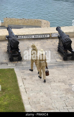 Die Entlassung der 12:00 Uhr Gewehr in der maltesischen Hauptstadt Valletta. Die Zeremonie findet jeden Tag an der ehrenkompanie Batterie im oberen Barracca Gärten Stockfoto