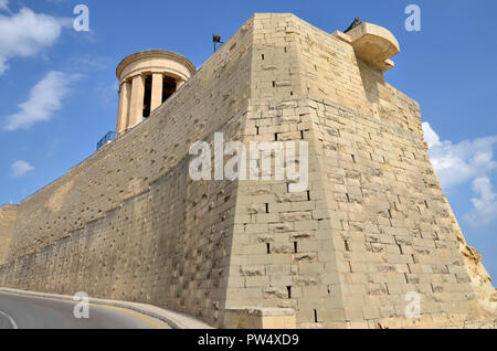 Die Siege Bell Memorial an der südlichen Spitze der maltesischen Hauptstadt Valletta. Es erinnert an den 7000, die bei der Belagerung starb zwischen 1940-43 Stockfoto