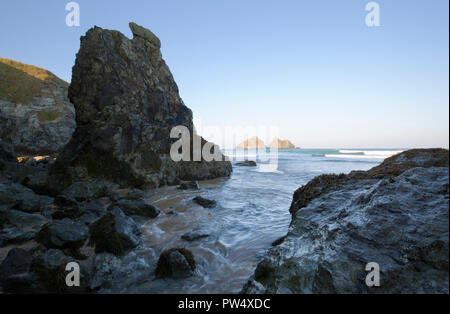 Meer Stack am Strand von Holywell Bay in North Cornwall Stockfoto