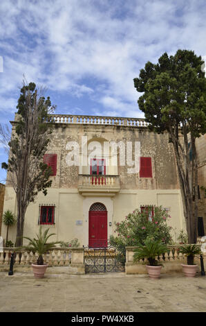 Gebäude, das in der ummauerten Stadt Mdina in Malta Stockfoto